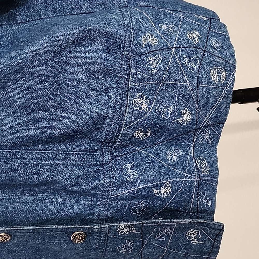 C.L C. Top 100% Cotton Denim Embroidered Floral Stitching Detail Blue Size M - Picture 9 of 17